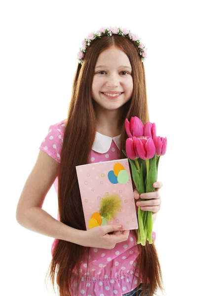 Красивая девочка с цветами и открытки, изолированные на белом фоне — стоковое фото