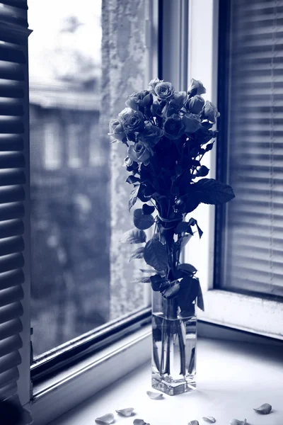 Красивые розы в вазе в черно-белом — стоковое фото