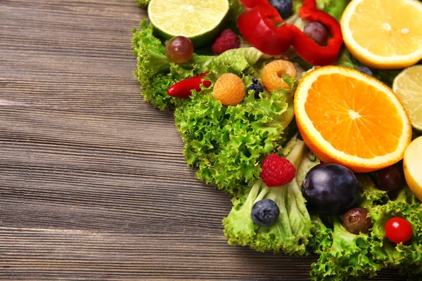 Красивый букет фруктов и овощей на деревянных фоне, крупным планом Лицензионные Стоковые Фото