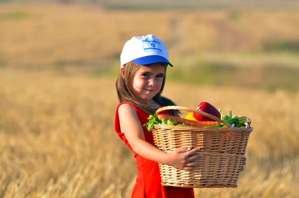 Еврейская девушка с корзина с фруктами на еврейский праздник Шавуот Стоковая Картинка