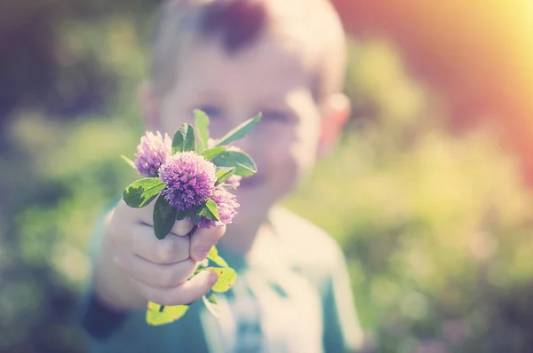 Сын дает мама цветы — стоковое фото