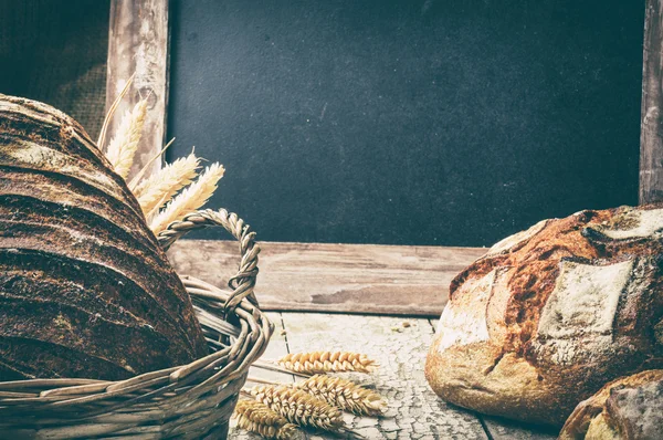 Хлеб в плетеной корзине с copyspace — стоковое фото