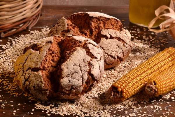 Деревенский хлеб и кукурузы — стоковое фото