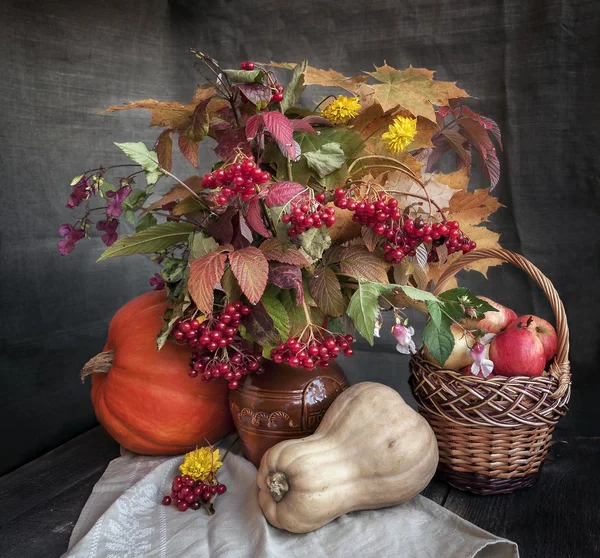 Осенний букет листья, цветы и фрукты на деревянном столе Лицензионные Стоковые Фото