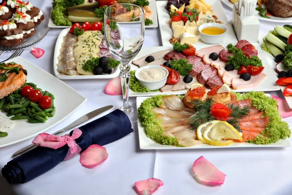Красиво оформленный стол, с мяса и рыбы Лицензионные Стоковые Фото