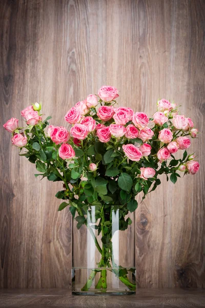 Розовые розы в вазе — стоковое фото