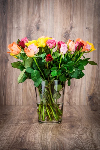 Красочные розы в вазе — стоковое фото