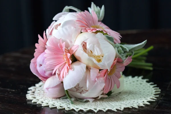 Букет из розовых пионов, ирисов Лицензионные Стоковые Фото