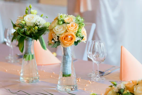 Букеты цветов на свадьбу обеденный стол Стоковое Фото