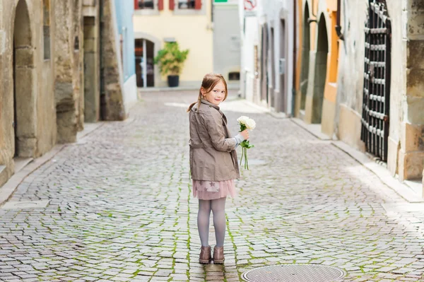 Открытый портрет милой девочкой с букетом белых роз, оглядываясь через плечо — стоковое фото