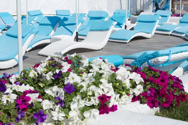 Просмотр летних городских элитных кафе в зоне отдыха на пляже Лицензионные Стоковые Изображения