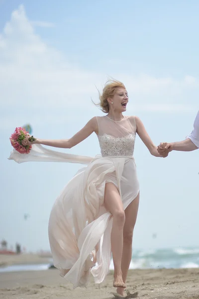 Счастливые улыбающиеся невесты на пляже — стоковое фото