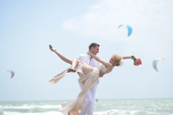 Довольно свадьбы пара на пляже — стоковое фото
