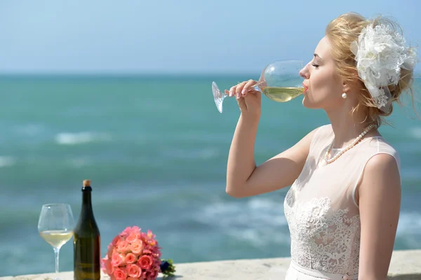 Красивая невеста пить вино — стоковое фото
