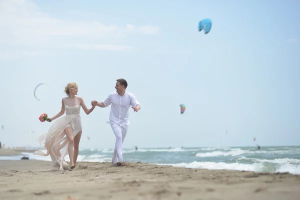 Запуск свадьбы пара на пляже — стоковое фото