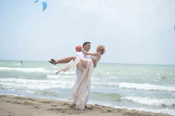 Улыбаясь свадьбы пара на пляже — стоковое фото