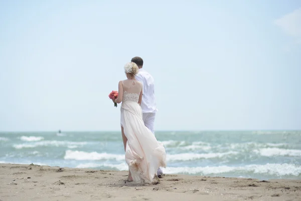 Ходьба свадьбы пара на пляже — стоковое фото