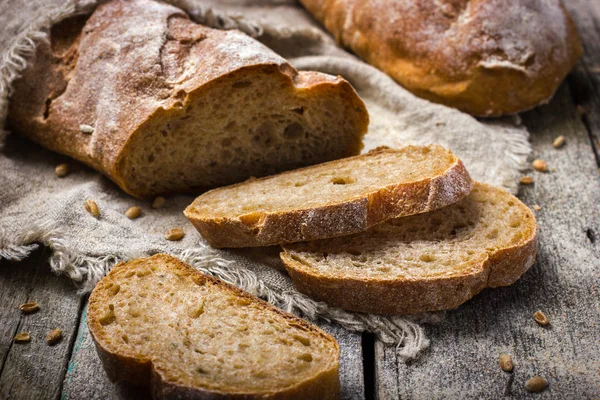 Свежий домашний хлеб из цельной пшеницы — стоковое фото