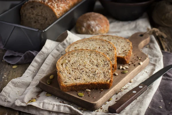 Свежий multigrain хлеб на деревенском фоне — стоковое фото