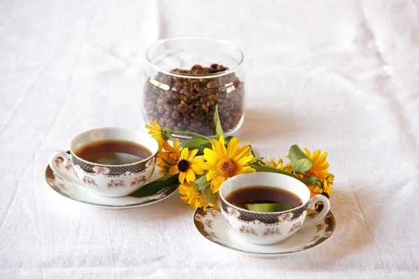 Две чашки кофе и букет цветов — стоковое фото