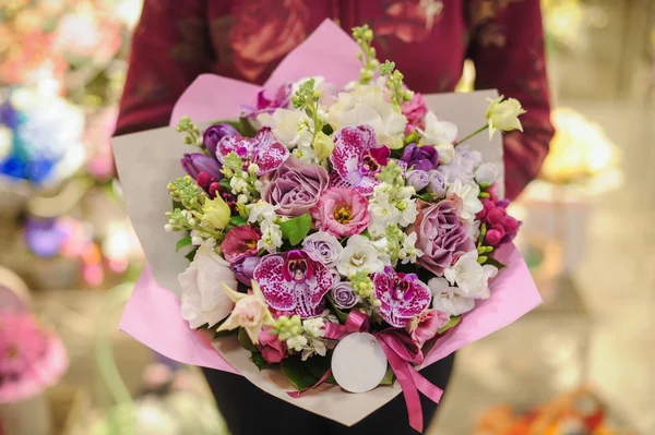 Пастельных цветов Букет из орхидеи, фрезии, гвоздика и Limonium цветы — стоковое фото
