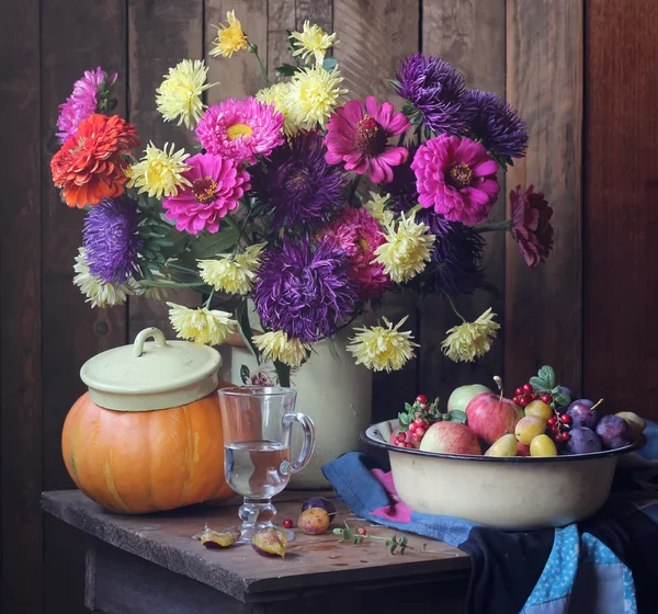 Большой натюрморт с осенними цветами и фруктами Лицензионные Стоковые Изображения
