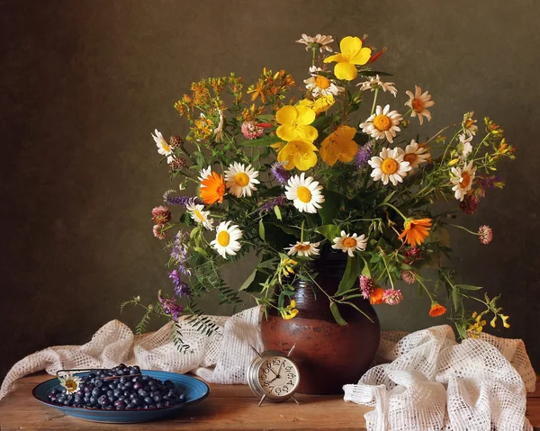 Натюрморт с букетом летних цветов Стоковая Картинка