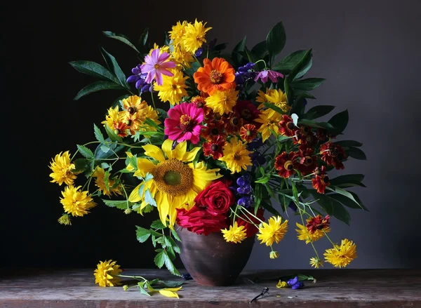 Букет из культивируемых цветы — стоковое фото