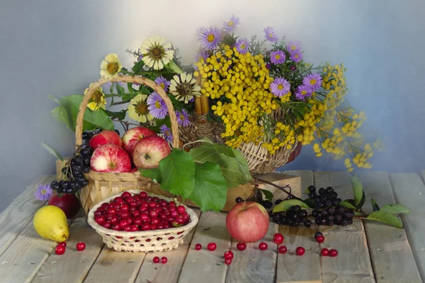 Натюрморт с цветами, яблок и ягод. -1 Лицензионные Стоковые Изображения