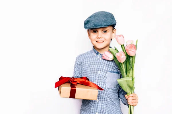 Мальчик дает цветы и подарок — стоковое фото