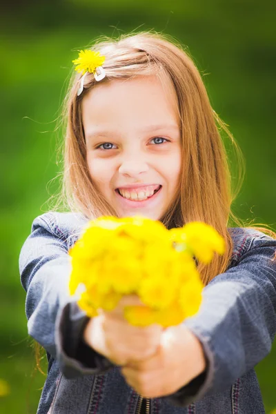 Портрет улыбается девушка Холдинг букет цветов — стоковое фото