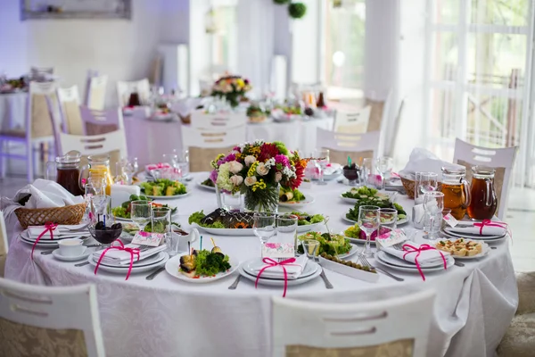 Белые столы с цветами и продовольствия Стоковая Картинка