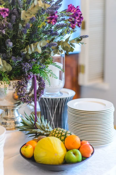 Тарелка с фруктами на праздничный стол стиле Лицензионные Стоковые Фото