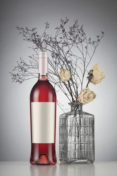 Роуз бутылку вина с Метка макета — стоковое фото