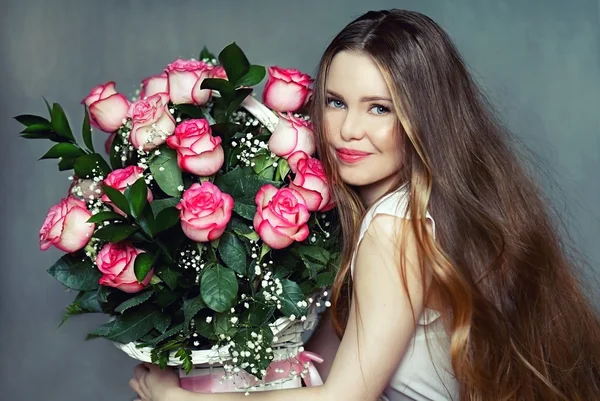 Красивая девушка в белом платье, держит букет Корзина роз — стоковое фото
