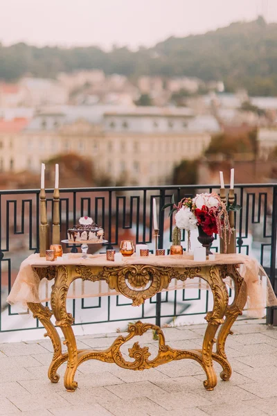 Роскошный великолепные таблицы в восточном стиле, украшенные цветами и свечи. Свадебный торт и закуски — стоковое фото