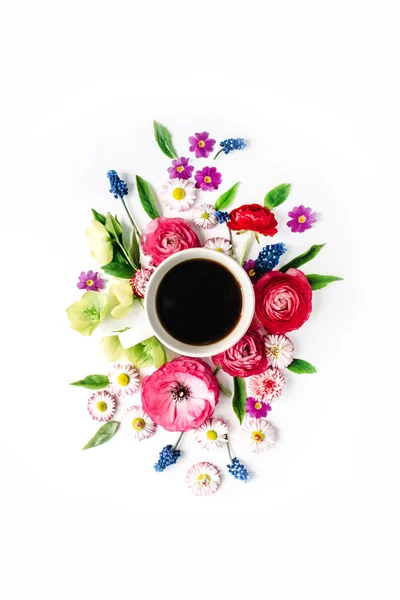 Чашка кофе и букет цветов — стоковое фото