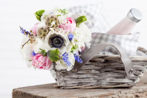 Сельский корзинку для пикника с цветами — стоковое фото