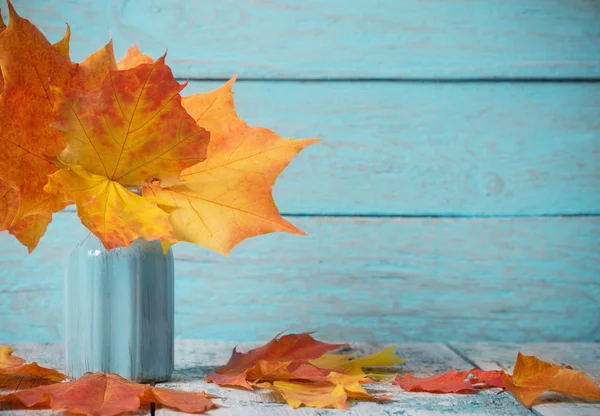 Осенний клен листья букет в вазе на синем фоне деревянные — стоковое фото