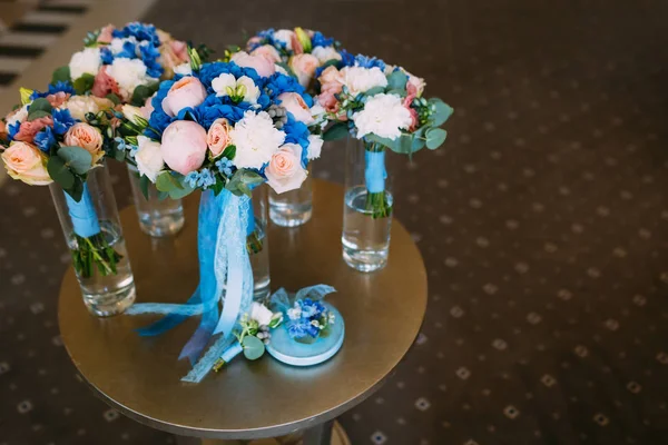 Три Свадебные букеты с сливочным роз и пионов и синий гортензии. Свадебное утро. Крупным планом — стоковое фото