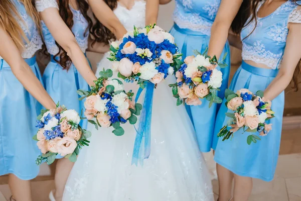 Красивые платья подружек в бирюзового платья и проведение невесты Свадебные букеты. Иллюстрации — стоковое фото