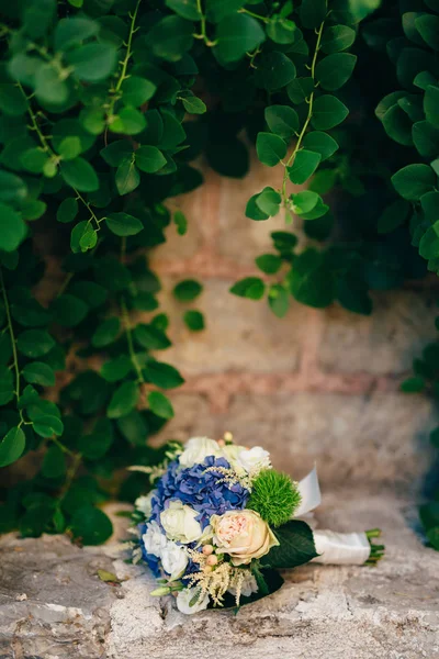 Свадебный букет невесты гортензии, Астильба, лизиантус на — стоковое фото