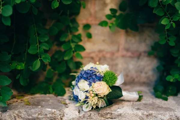 Свадебный букет невесты гортензии, Астильба, лизиантус на — стоковое фото
