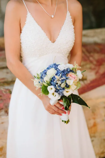 Свадебный букет невесты гортензии, Астильба, лизиантус в — стоковое фото