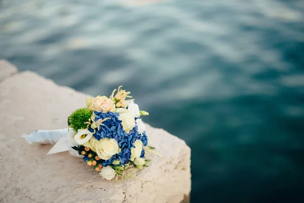 Свадебный букет невесты гортензии, Астильба, лизиантус на s — стоковое фото
