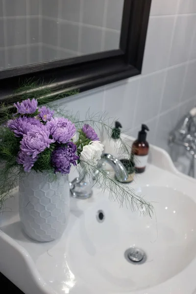 Букет из разноцветных цветов в ванной комнате — стоковое фото