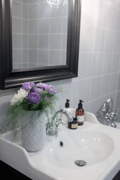 Букет из разноцветных цветов в ванной комнате — стоковое фото