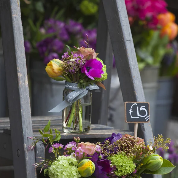 Небольшие букеты для особых случаев на продажу от тюльпан, Анемон и гортензии в может на лестнице — стоковое фото