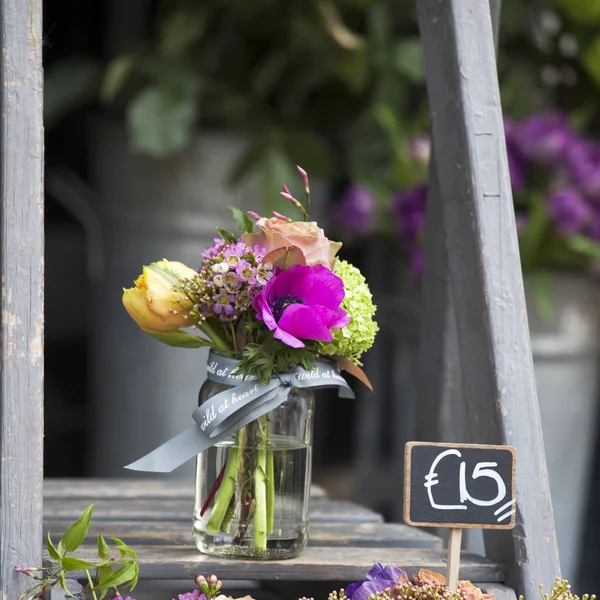 Небольшие букеты для особых случаев на продажу от тюльпан, Анемон и гортензии в может на лестнице — стоковое фото