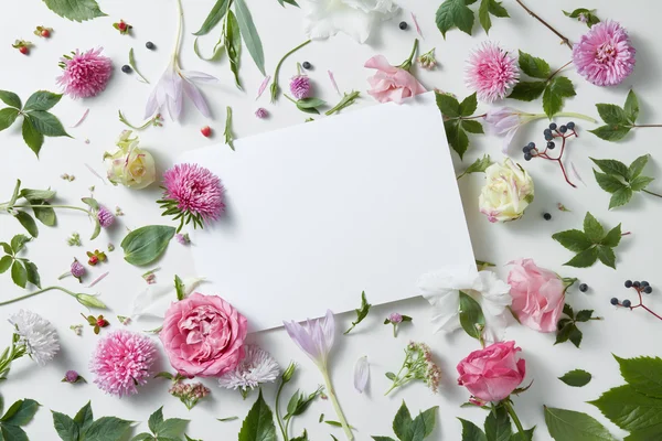 Цветы с пустой белый ноутбук — стоковое фото